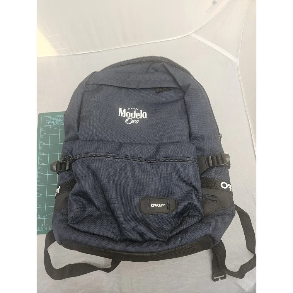 Oakley Modelo Oro Cerveza Backpack w padded laptop sleeve Blue
